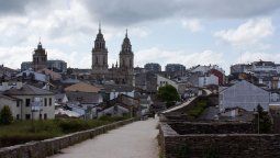 La muralla romana de Lugo rodea el casco de la ciudad gallega. Desde su recorrido superior se obtienen vistas privilegiadas de la catedral y del trazado urbano que creció alrededor de la antigua Lucus Augusti. La muralla romana de Lugo rodea el casco de la ciudad gallega. Desde su recorrido superior se obtienen vistas privilegiadas de la catedral y del trazado urbano que creció alrededor de la antigua Lucus Augusti.