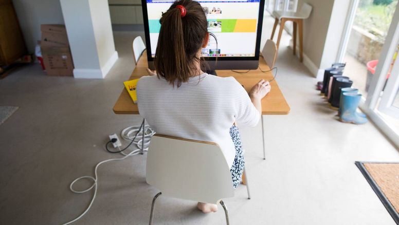 Demandó a la empresa por una caída en el baño mientras hacía home office