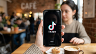 Hay más contenido que nunca en TikTok y captar atención es más difícil, aunque el algoritmo todavía favorece a quienes retienen audiencia. Hay más contenido que nunca en TikTok y captar atención es más difícil, aunque el algoritmo todavía favorece a quienes retienen audiencia.