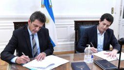 altText(Massa firmó un convenio para validar las identidades de los diputados por su cara)}