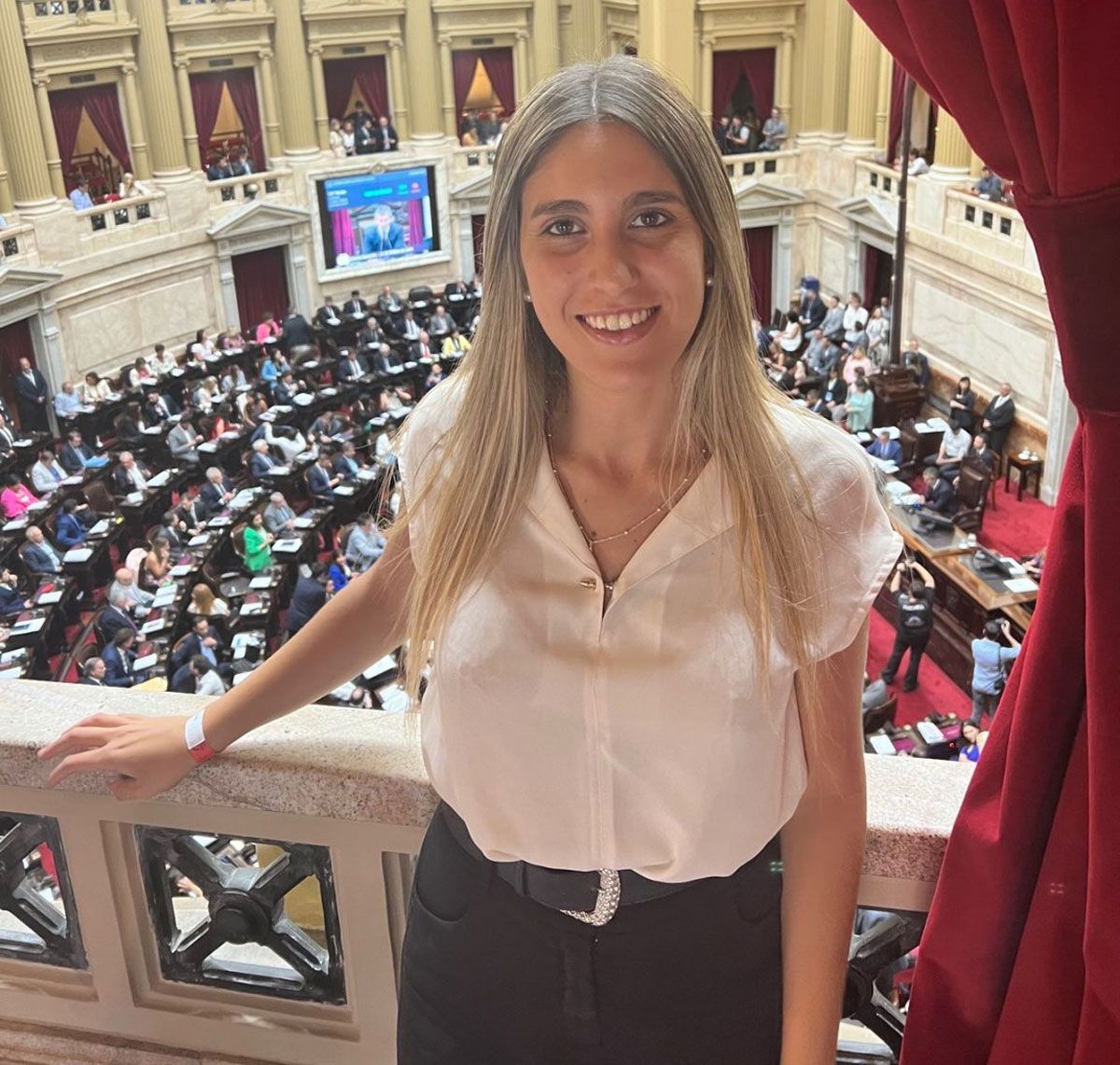 Geraldine Calvella. Tras un breve paso por el Congreso como asesora, la joven de 23 años recaló en una dirección del RENAPER. Geraldine Calvella. Tras un breve paso por el Congreso como asesora, la joven de 23 años recaló en una dirección del RENAPER.