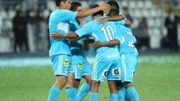 Jugadores de Sporting Cristal celebran un gol contra Sport Huancayo.
