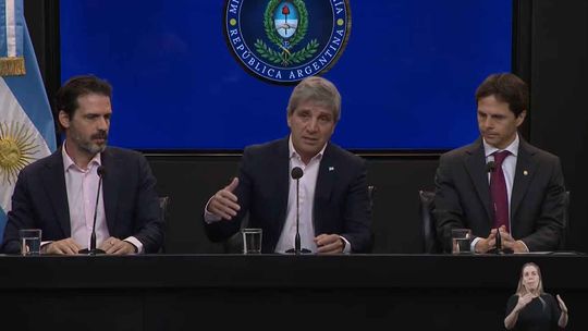 El ministro Luis Caputo durante los anuncios de nuevos créditos hipotecarios. (Foto: Captura de video)