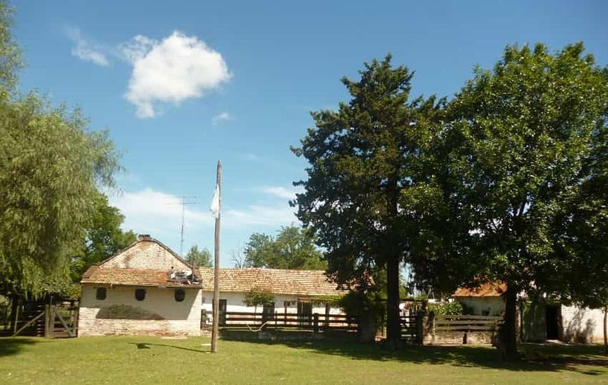 En la hacienda de Figueroa, sita en el camino que conecta San Antonio de Areco con San Andrés de Giles, Juan Manuel de Rosas y Facundo Quiroga tuvieron allí su último encuentro en 1834, casi cincuenta años antes de la fundación del pueblo. En la hacienda de Figueroa, sita en el camino que conecta San Antonio de Areco con San Andrés de Giles, Juan Manuel de Rosas y Facundo Quiroga tuvieron allí su último encuentro en 1834, casi cincuenta años antes de la fundación del pueblo.