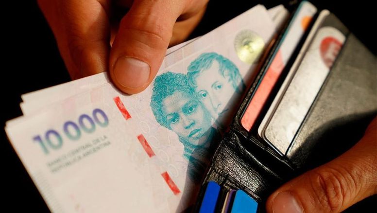 Salarios: El poder adquisitivo ya es peor que cuando asumió Milei y 'fin de mes' es el día 20