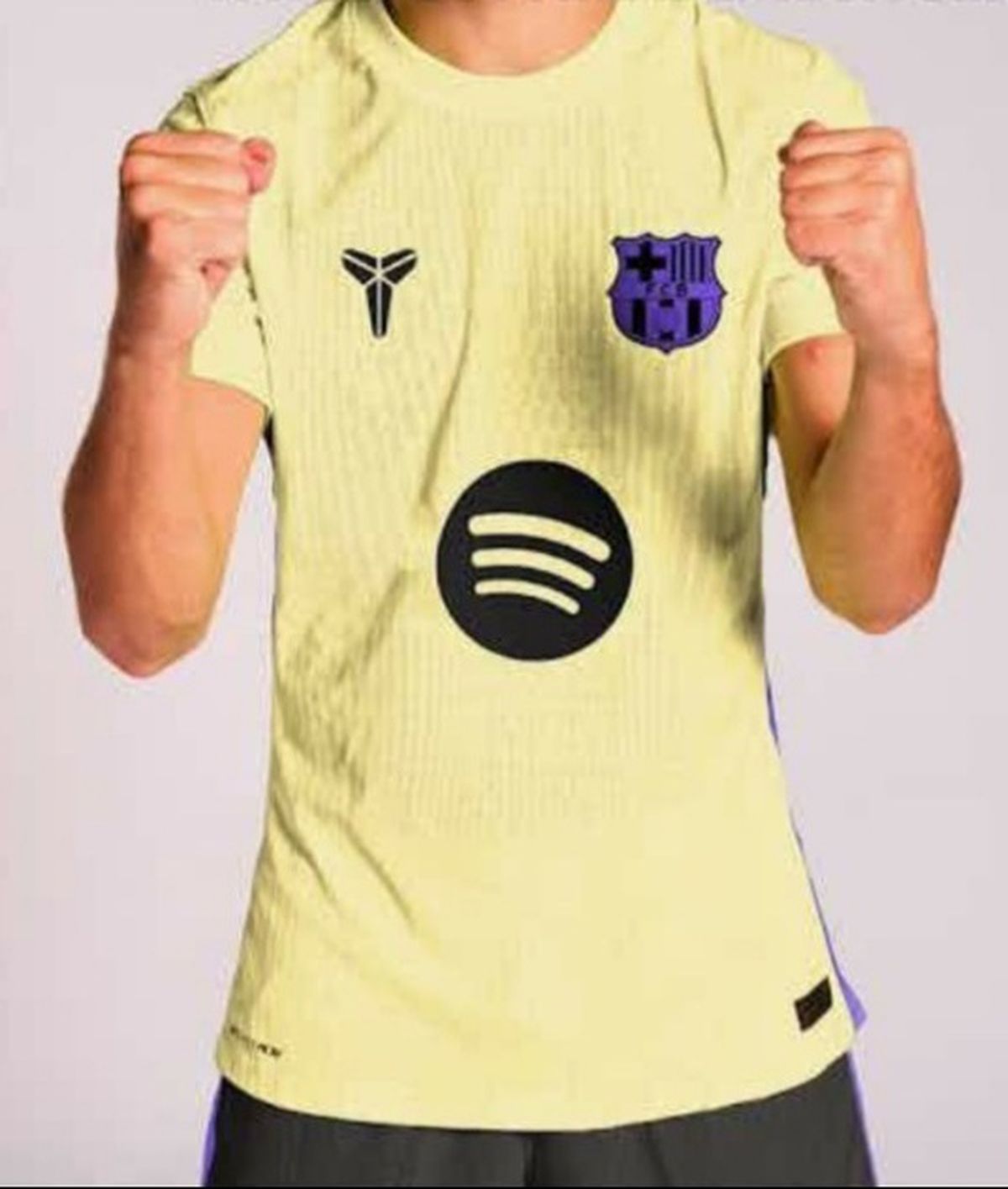 La camiseta suplente de Barcelona, en colaboración con la Fundación Kobe Bryant. La camiseta suplente de Barcelona, en colaboración con la Fundación Kobe Bryant.