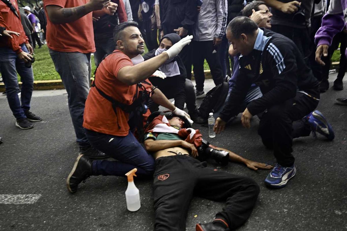 Pablo Grillo, reportero gráfico de las radios Latina y FM La Tribu,&nbsp; alcanzado por un tubo de gas lacrimógeno que lo golpeó en la cabeza durante los incidentes. FOTO: JUAN FOGLIA/NA.