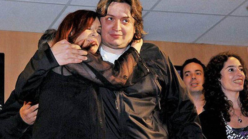 Cristina, en una foto de archivo, junto a su hijo Máximo, que anoche la hizo abuela. Al lado, Rocío.