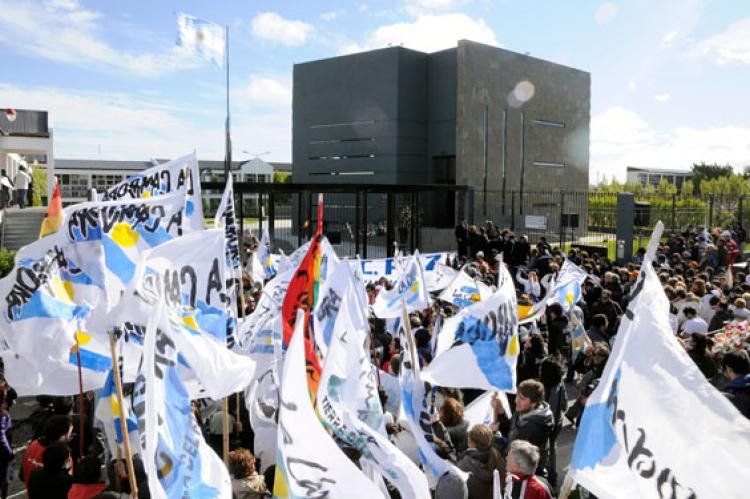 Unas 2.000 personas se dieron cita en el cementerio local, ingresando todos en el predio asignado al mausoleo, donde se desarrolló el acto central, que tuvo como único orador al titular de la ANSeS en la provincia, Roque Ocampo, quien habló por 20 minutos