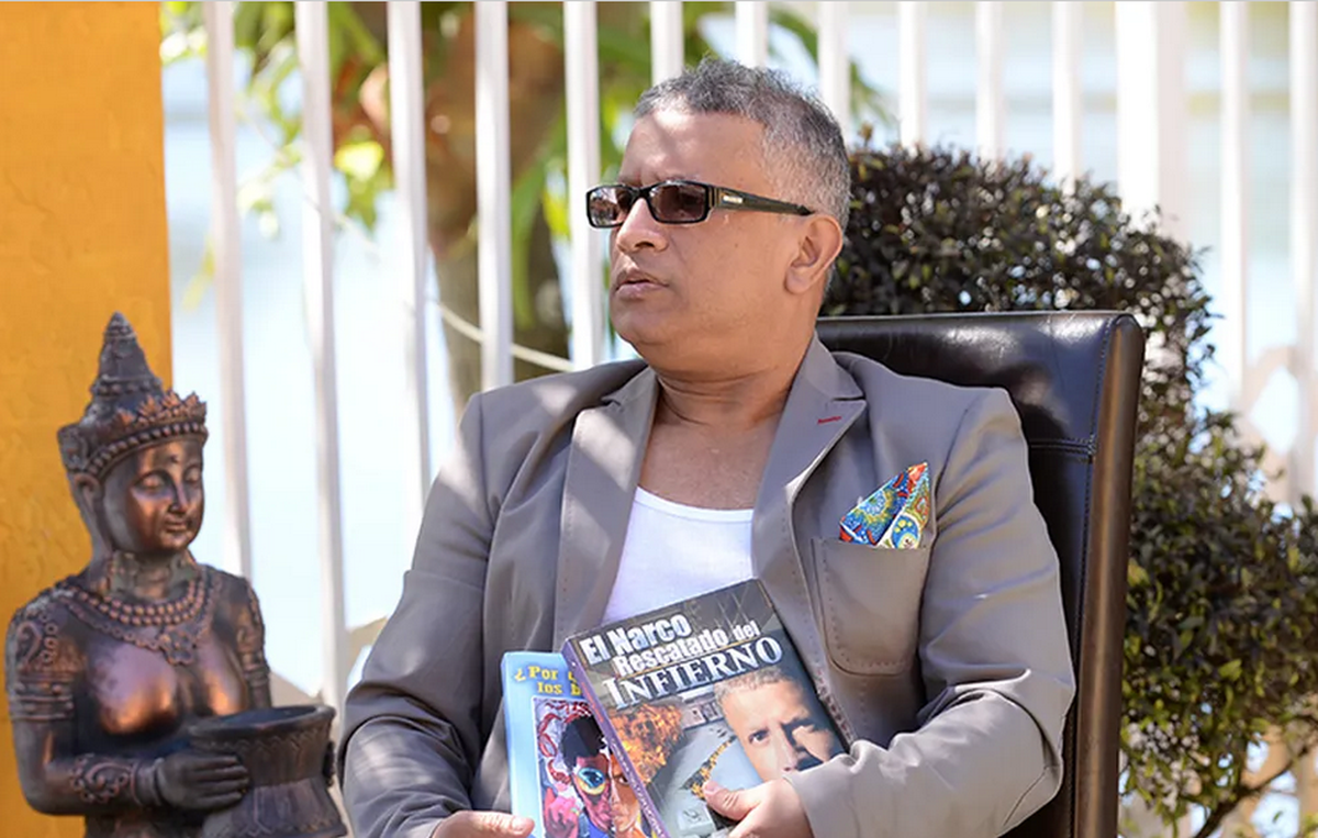 'Jota' Cardona con los dos libros que publicó sobre su experiecnia en el narcotráfico, ahora habla sobre Rosario.