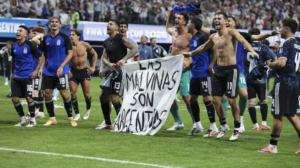 Dos generaciones, dos n&uacute;meros 10 y dos victorias inolvidables contra el mismo rival terminaron uniendo dos noches separadas por cuarenta a&ntilde;os que hoy ya forman parte de la historia argentina. Foto: Getty Images