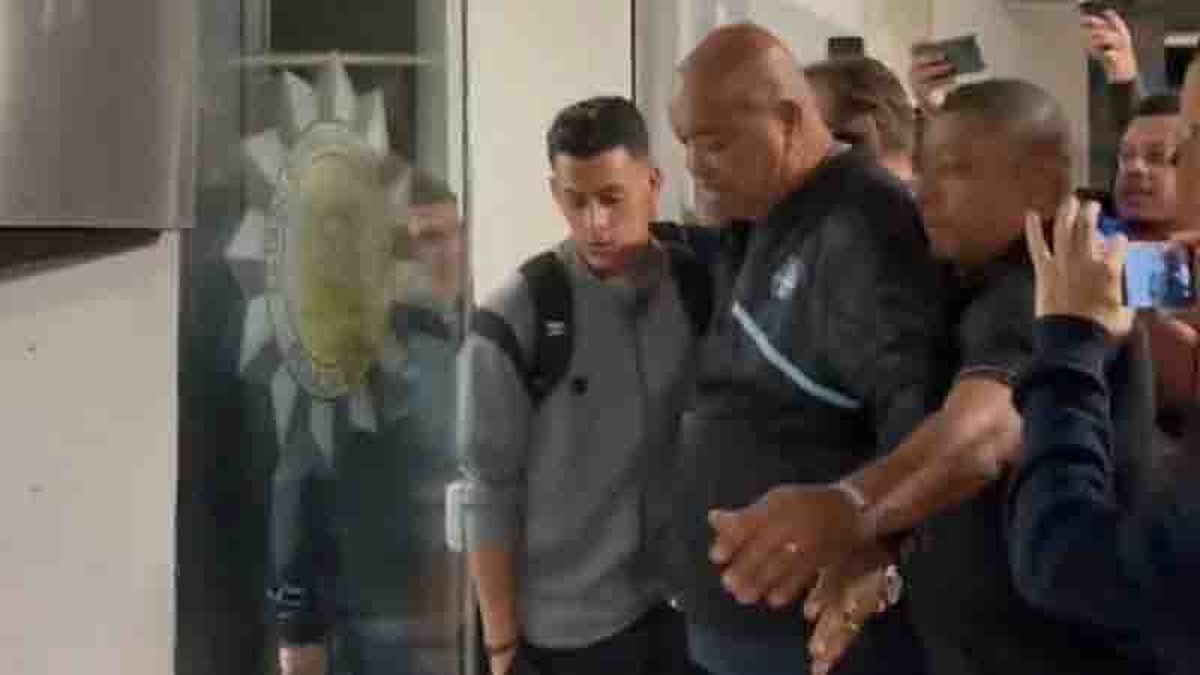 Cristián Pavón, ex jugador de Boca, fue detenido por golpear a un policía y escupir a un árbitro tras la eliminación de Gremio de la Copa de Brasil. Cristián Pavón, ex jugador de Boca, fue detenido por golpear a un policía y escupir a un árbitro tras la eliminación de Gremio de la Copa de Brasil.