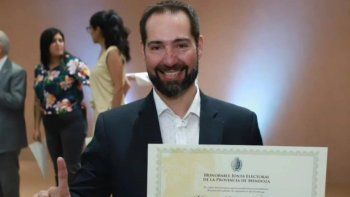 Concejal ebrio, con copa de vino en la mano, manejando BMW sin patente