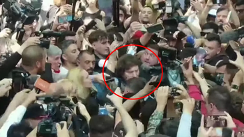 Una horda de militantes esperaba a Javier Milei en Almagro, donde votó. Una horda de militantes esperaba a Javier Milei en Almagro, donde votó.