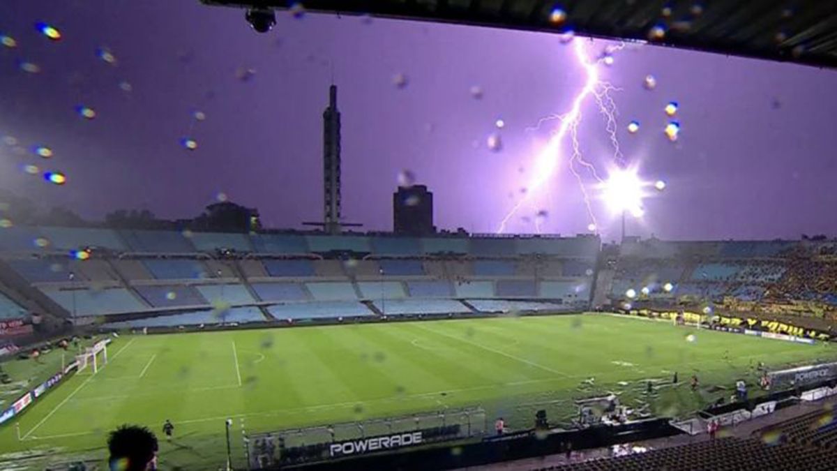 Se jugaba el clásico uruguayo, llegó la tormenta y se definió por sorteo -  Olé