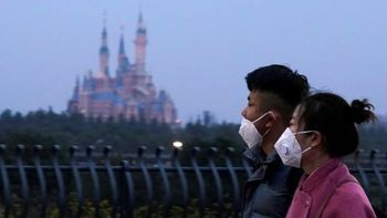 surrealista: testeo obligatorio para que 30 mil visitantes puedan salir del disney chino surrealista: testeo obligatorio para que 30 mil visitantes puedan salir del disney chino