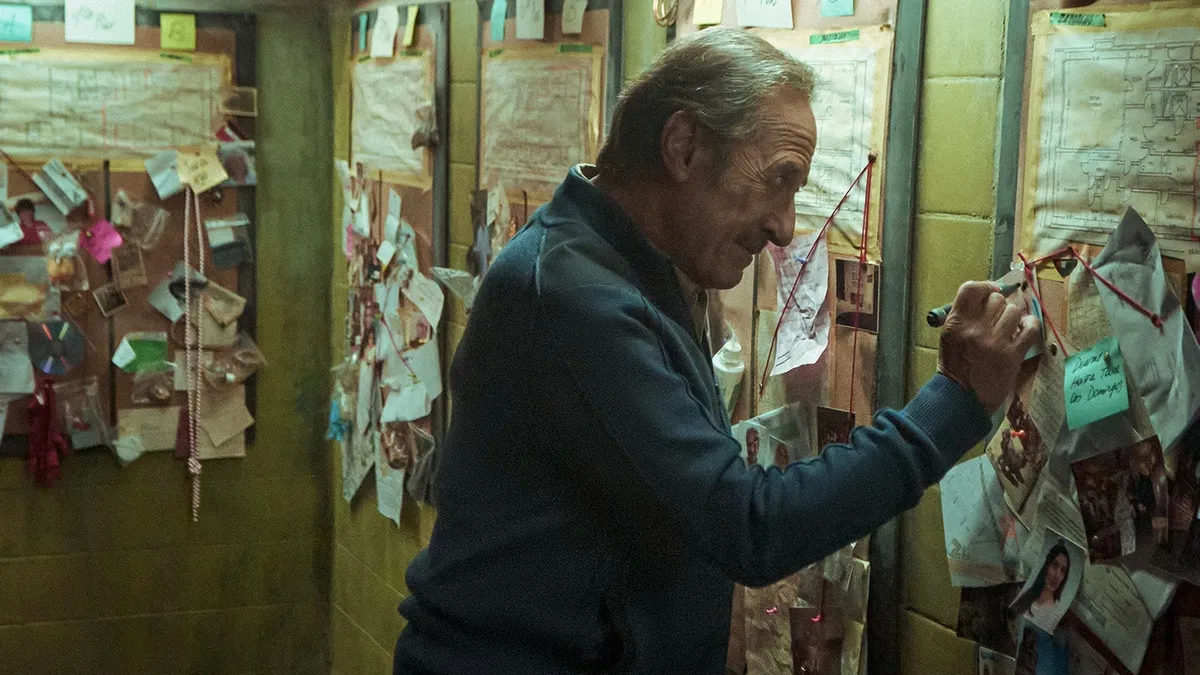 La serie de Star Plus El Encargado, encabezada por Guillermo Francella, muestra de una forma caricaturizada los extremos a los que llega una figura discreta como lo es el encargado de un edificio, para salvar su puesto ante la topadora del progreso.