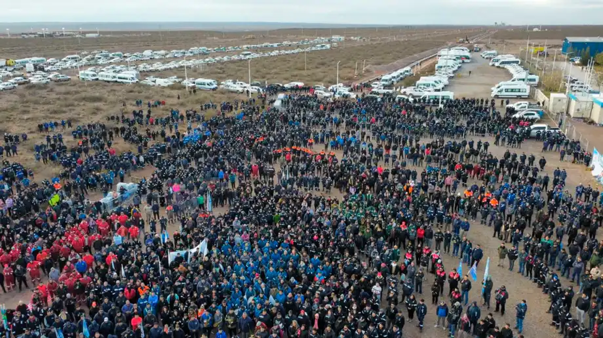 Imagen de asamblea de petroleros tomada del diario Río Negro. Imagen de asamblea de petroleros tomada del diario Río Negro.