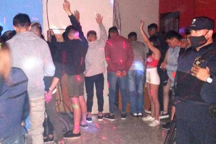 Las fiestas clandestinas proliferan mientras llega la segunda ola de coronavirus.