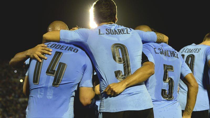 Los jugadores uruguayos celebran la victoria ante Venezuela por 3-0 por el partido que correspondió a la novena fecha de las Eliminatorias Sudamericanas para la Copa Mundial de Fútbol Rusia 2018