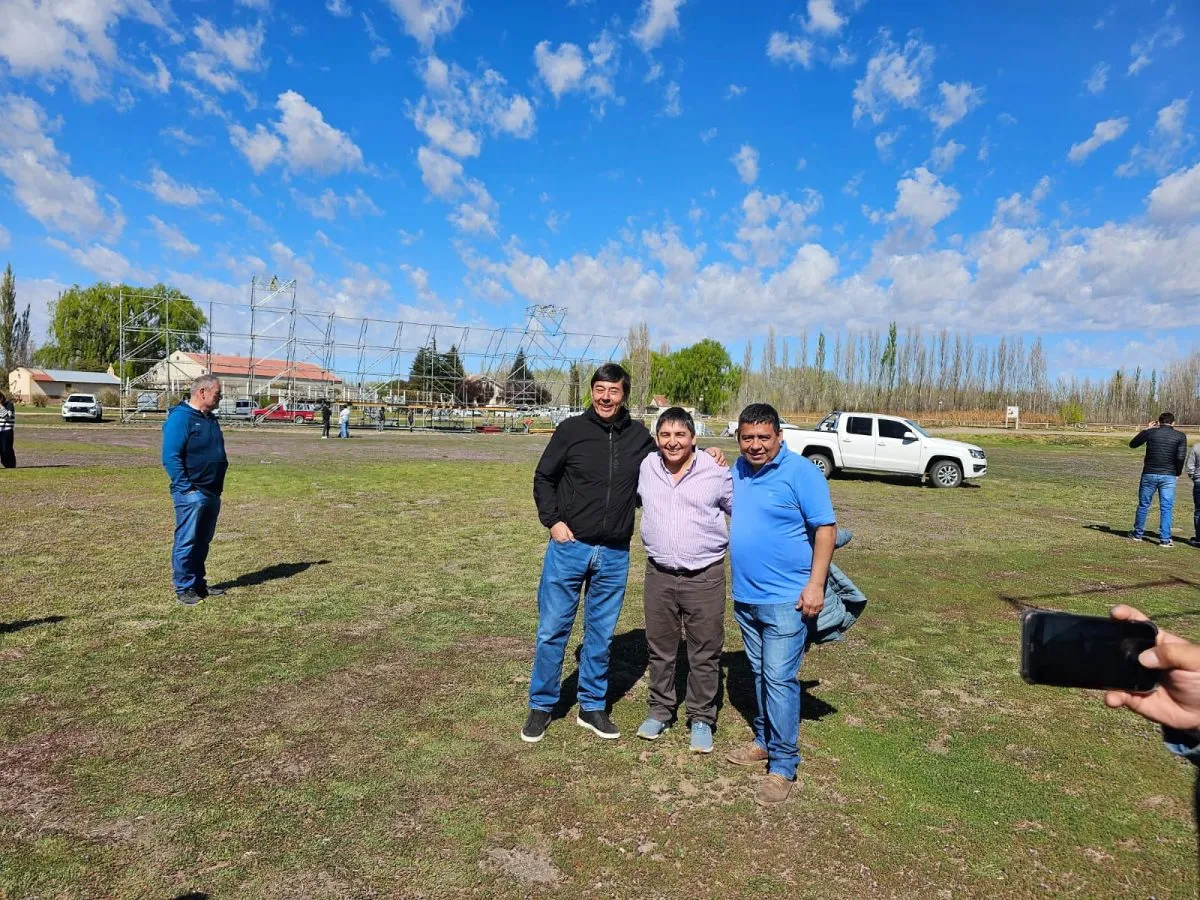 Foto de los preparativos del evento, tomada del diario Río Negro. Foto de los preparativos del evento, tomada del diario Río Negro.