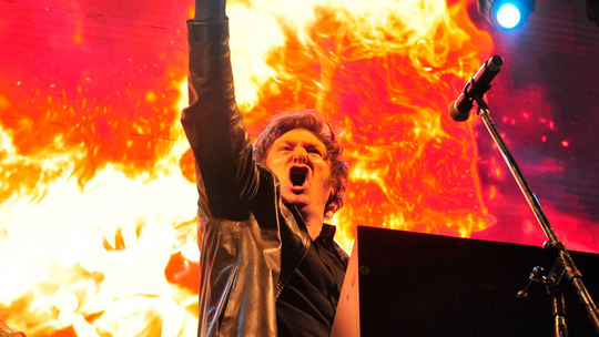 A fuego vivo, el Presidente va por todo. A fuego vivo, el Presidente va por todo.