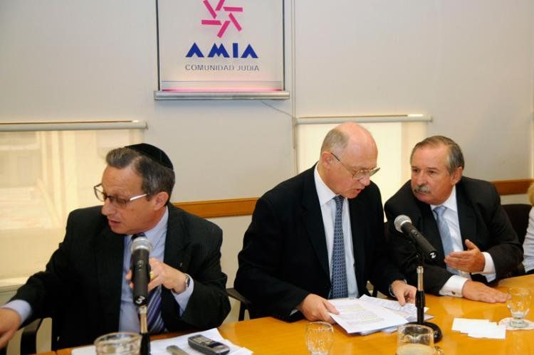 Los titulares de la AMIA y de la DAIA junto al canciller Timerman.