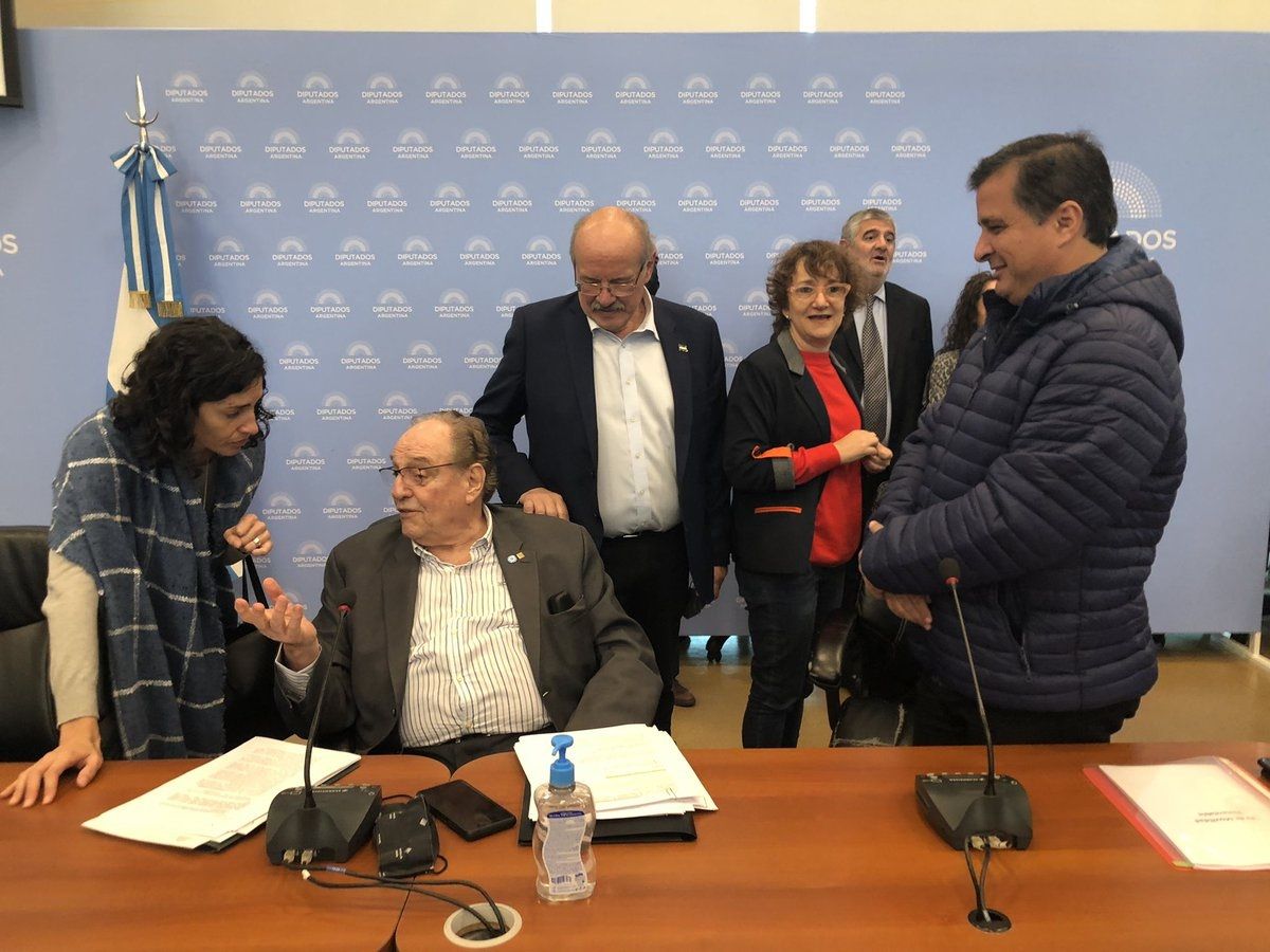 Marcelo Casaretto (de pie) y Carlos Heller, en dialogo con integrantes de sus equipos de trabajo