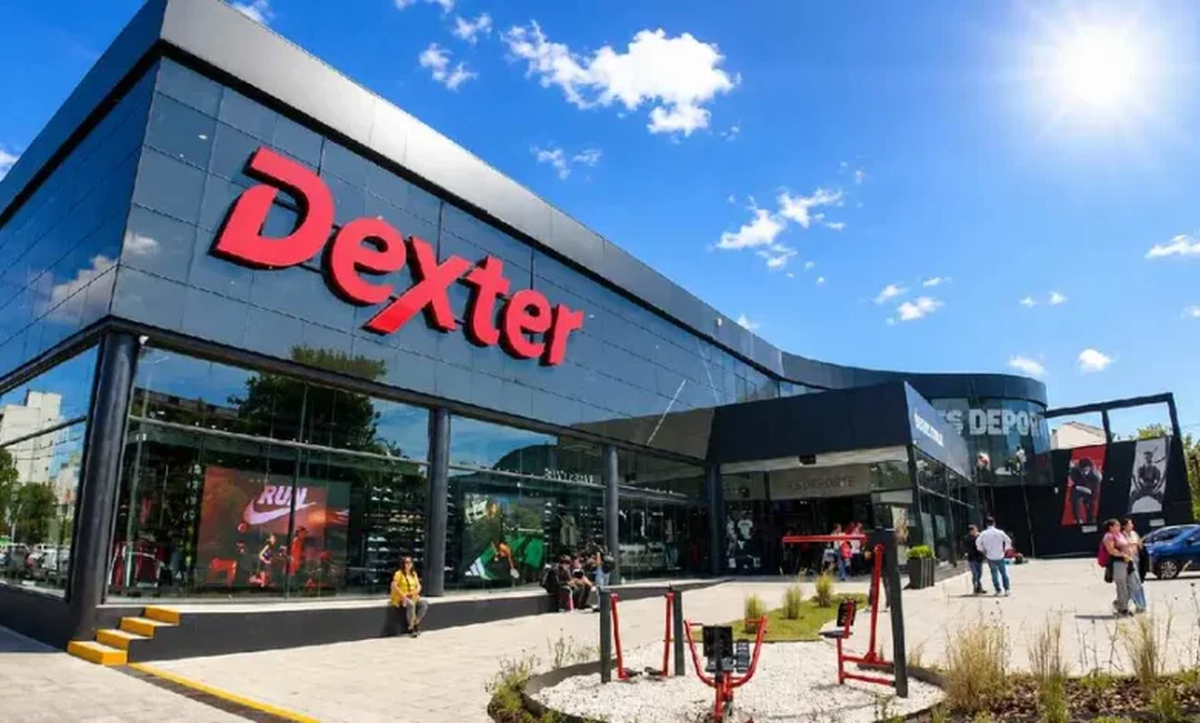 La empresa controla las reconocidas cadenas Dexter, Stock Center y Moov. La empresa controla las reconocidas cadenas Dexter, Stock Center y Moov.