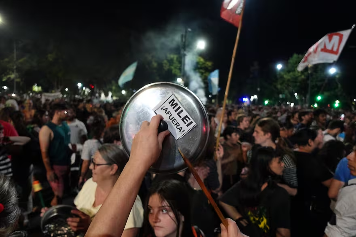 Cientos de vecinos autoconvocados protestaron dos días consecutivo en distintos puntos del país contra el DNU anunciado el miércoles (20/12) por Javier Milei, que implica una profunda desregulación de la economía y deroga múltiples leyes y normativas. Cientos de vecinos autoconvocados protestaron dos días consecutivo en distintos puntos del país contra el DNU anunciado el miércoles (20/12) por Javier Milei, que implica una profunda desregulación de la economía y deroga múltiples leyes y normativas.