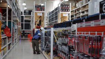 Cierran supermercados históricos y el derrumbe que ya se siente en la calle