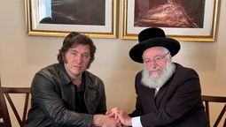 Javier Milei en Jerusalén recibe la bendición del rabino Osher Vai. Foto NA
