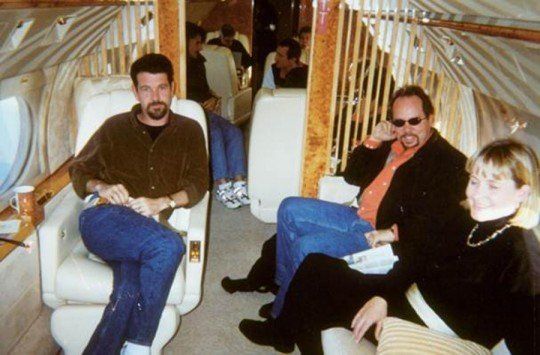 Reed Hastings (izq.), Mitch Lowe, cofundador de Redbox (centro) y el CEO de Netflix, Leslie Kilgore (der.), en jet privado. Foto Mitch Lowe.