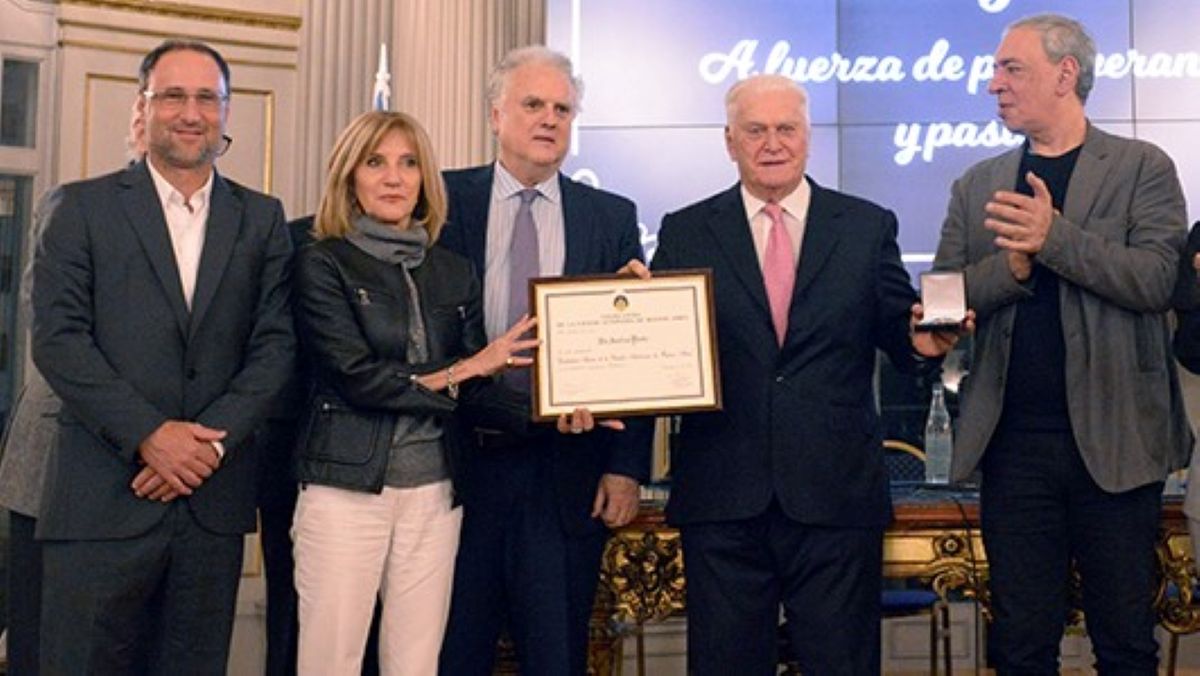 En 2019, Porto fue reconocido como Ciudadano Ilustre de la Ciudad de Buenos Aires debido a sus aportes en materia de salud y educación. En 2019, Porto fue reconocido como Ciudadano Ilustre de la Ciudad de Buenos Aires debido a sus aportes en materia de salud y educación.