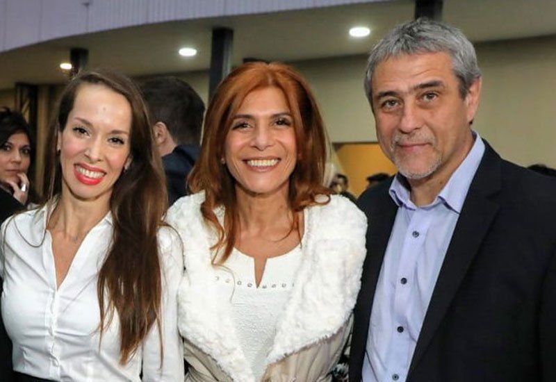 Victoria Onetto, Magdalena Sierra (esposa de Ferraresi y diputada nacional) y el intendente de Avellaneda.
