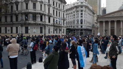 Marcharon en Plaza de Mayo contra la cuarentena, pero hubo más movida en Twitter que en la calle