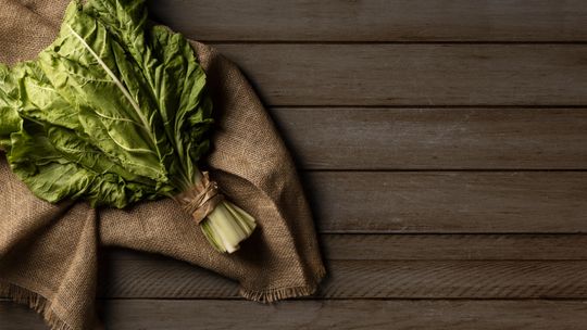 Acelga y otros alimentos que no sabías que tienen hierro / Imagen de Freepik. Acelga y otros alimentos que no sabías que tienen hierro / Imagen de Freepik.