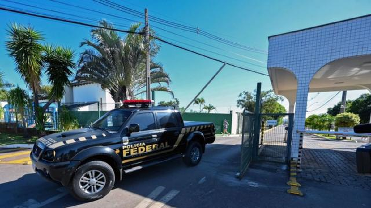 A principios de febrero, la Policía Federal desplegó una amplia operación que incluyó 33 órdenes de allanamiento, 4 de prisión y 48 medidas cautelares, inlucido redada en la casa de Jair Bolsonaro. A principios de febrero, la Policía Federal desplegó una amplia operación que incluyó 33 órdenes de allanamiento, 4 de prisión y 48 medidas cautelares, inlucido redada en la casa de Jair Bolsonaro.