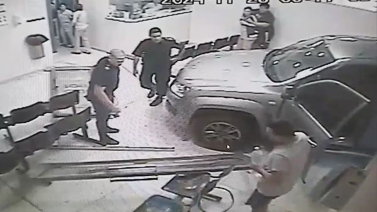 Un barrabrava de Boca, con antecedentes penales, destrozó con su camioneta la guardia del Hospital de Boulogne porque no lo atendían y lo detuvieron. Un barrabrava de Boca, con antecedentes penales, destrozó con su camioneta la guardia del Hospital de Boulogne porque no lo atendían y lo detuvieron.