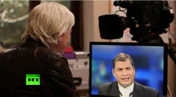Otros tiempos: Julian Assange escucha a Rafael Correa, y la foto es de Russia Today.