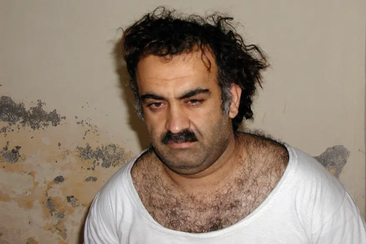 Esta foto de archivo muestra a Khalid Sheikh Mohammed, el presunto cerebro del 11 de septiembre, poco después de su captura durante una redada en Pakistán el sábado 1 de marzo de 2003 en esta foto obtenida por Associated Press. © AP Esta foto de archivo muestra a Khalid Sheikh Mohammed, el presunto cerebro del 11 de septiembre, poco después de su captura durante una redada en Pakistán el sábado 1 de marzo de 2003 en esta foto obtenida por Associated Press. © AP