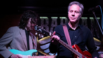 Antony Blinken rockero causa polémica en Ucrania. Antony Blinken rockero causa polémica en Ucrania.