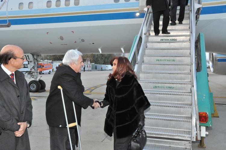 Miércoles 19/06: José Manuel De la Sota y Cristina Fernández de Kirchner en el aeropuerto de la ciudad de Córdoba.