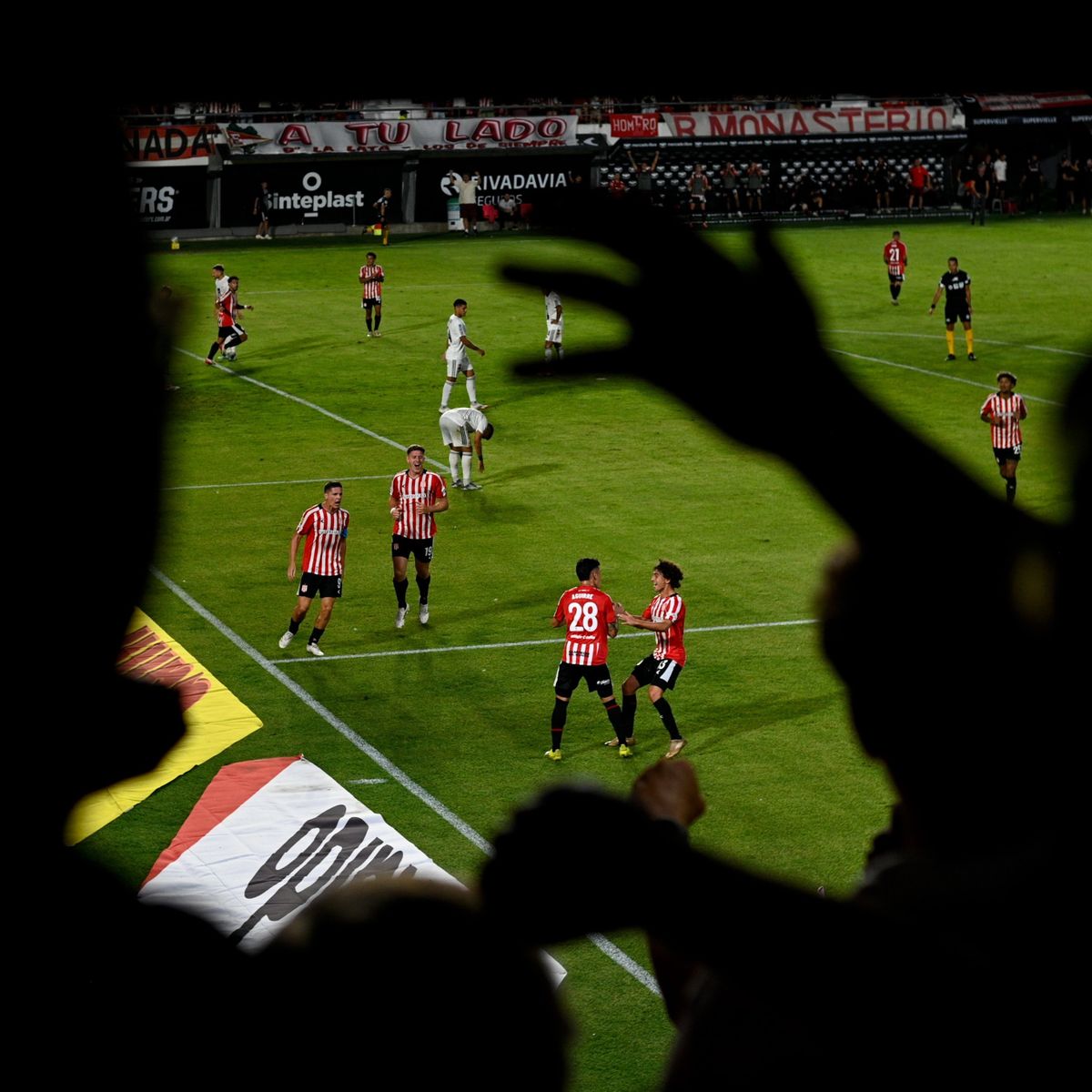 A Brian Aguirre lo buscan sus compañeros tras su asistencia a Carrillo; el ex Boca fue clave para la victoria Pincha