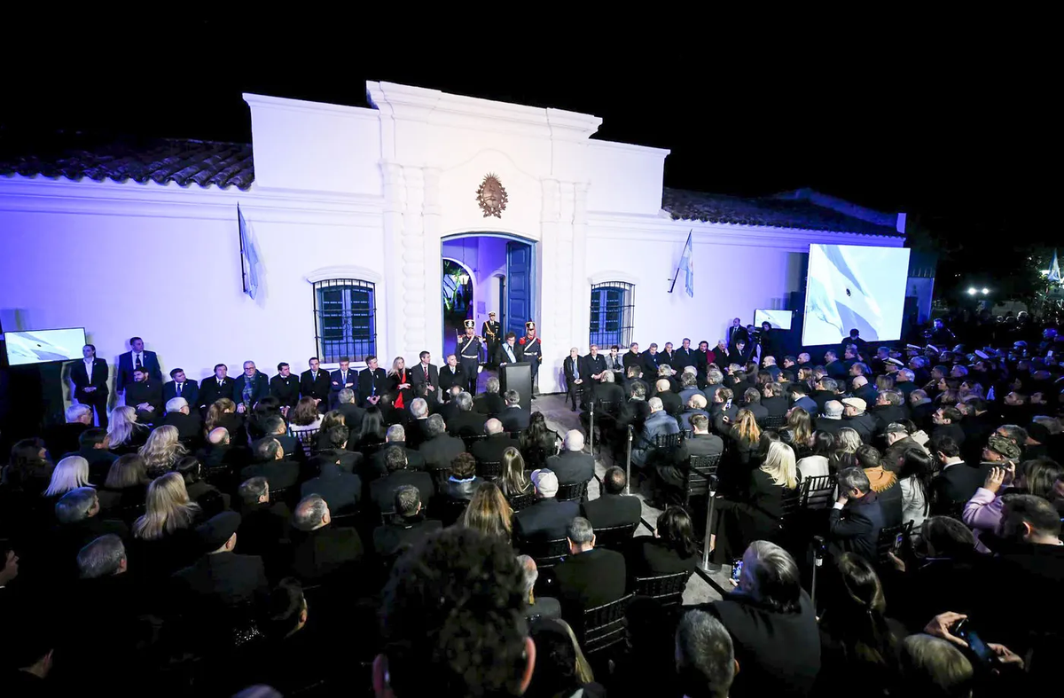 Espectadores en la calle en la Casa de Tucumán, durante la madrugada gélida, sin hospitalidad. Espectadores en la calle en la Casa de Tucumán, durante la madrugada gélida, sin hospitalidad.