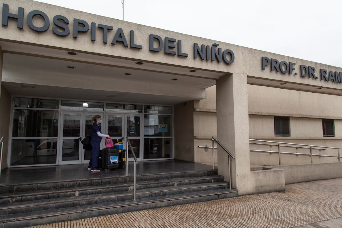 En el hospital pediátrico de La Plata, Sor María Ludovica, renunciaron casi 50 médicos para trabajar en distritos que pagan mejor y en los últimos dos meses, en el Hospital del Niño de San Justo renunciaron 45 médicos.