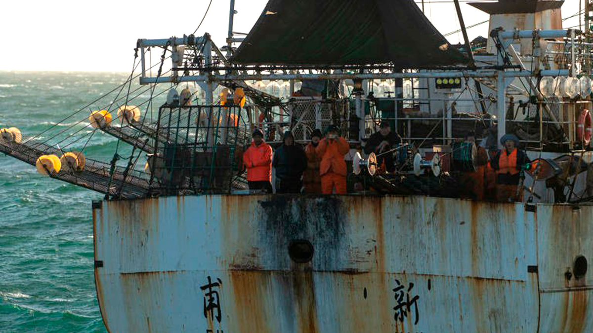 Los documentos contractuales y las nóminas analizadas de los pescadores contienen múltiples señales de alerta que sugieren servidumbre por deudas: Cláusulas que responsabilizan a la tripulación por el coste del transporte de vuelta a casa si deciden marcharse, atrapándolos efectivamente a bordo. Los documentos contractuales y las nóminas analizadas de los pescadores contienen múltiples señales de alerta que sugieren servidumbre por deudas: Cláusulas que responsabilizan a la tripulación por el coste del transporte de vuelta a casa si deciden marcharse, atrapándolos efectivamente a bordo.