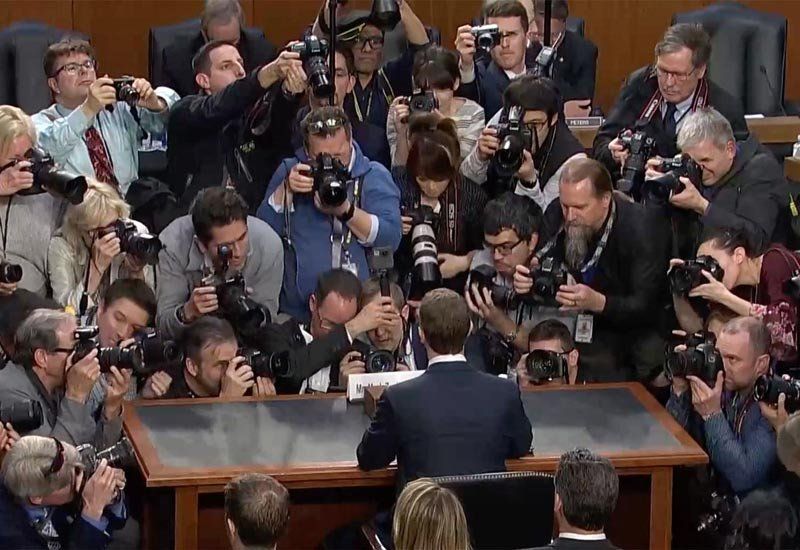 Facebook ante el Senado. Reflejo del periodismo hoy: Fotógrafos trabajando para sus medios, que a su vez, necesitan de Facebook para difundir. Eso le otorga un enorme poder; poder por el que revelaciones periodísticas hicieron a Facebook rendir cuentas.