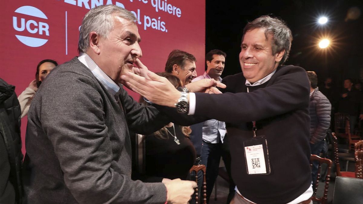 Gerardo Morales y Gastón Manes en la Convención radical. El jujeño blanqueó su precandidatura presidencial.