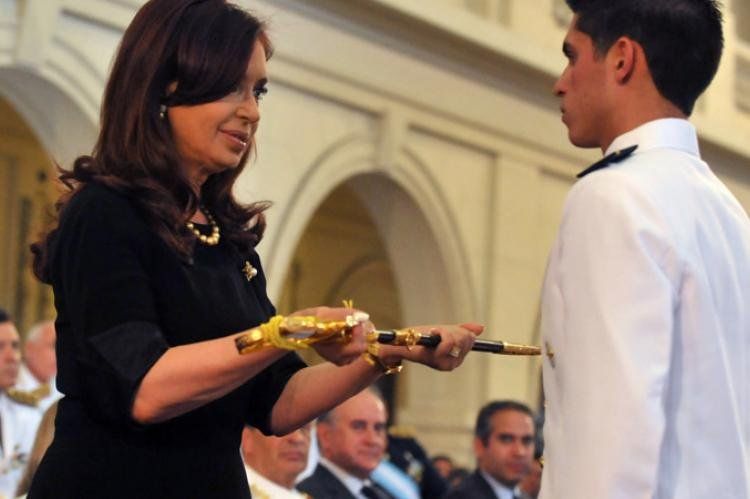 Cristina entrega un sable en una ceremonia militar.